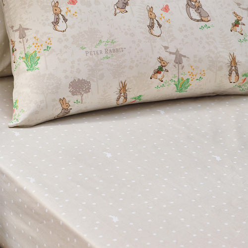 Peter Rabbit™ Classic Peter Rabbit™ 100% Cotton Fitted Bed Sheet in Natural